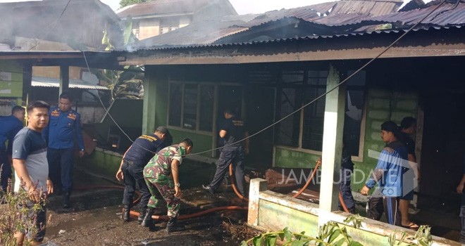Petugas dari Damkar dan TNI serta warga saat berusaha memadamkan api yang melalap dua bedeng di RT 12 RW04 Kelurahan Tanjung Gedang, Kecamatan Pasar Muara Bungo, Kabupaten Bungo, Rabu (18/7).