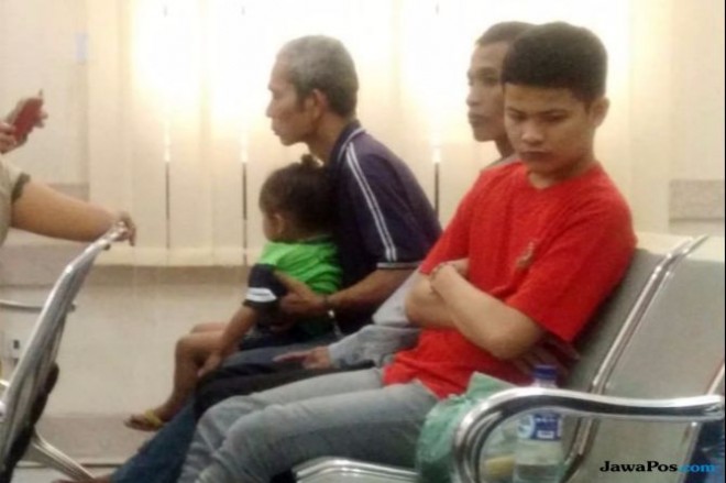 Martinus Gulo saat menunggu persidangan. (Prayugo Utomo/JawaPos.com)