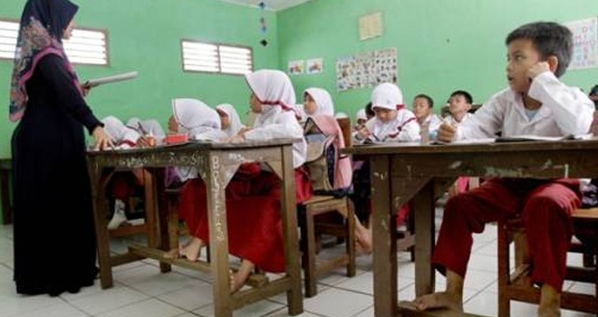 Guru mengajar di kelas. Ilustrasi Foto: dok.JPNN.com