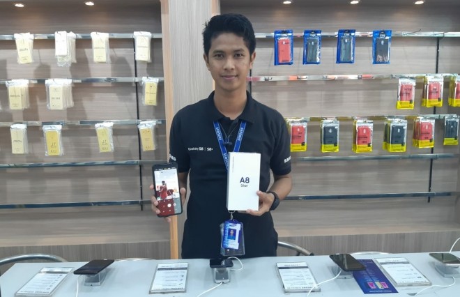 Erwin, SRO Samsung Experience Store Jambi memperkenalkan salah satu produk terbaru Samsung yang sudah lama beredar di Jambi.