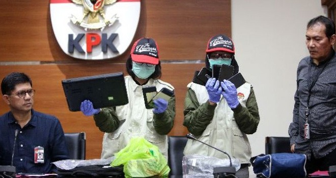 Dua petugas KPK didampingi Wakil Ketua Laode M Syarif (kiri) dan Saut Situmorang (kanan) saat menunjukkan barang bukti atas OTT di Lapas Sukamiskin, Bandung. (Miftahul Hayat/Jawa Pos)