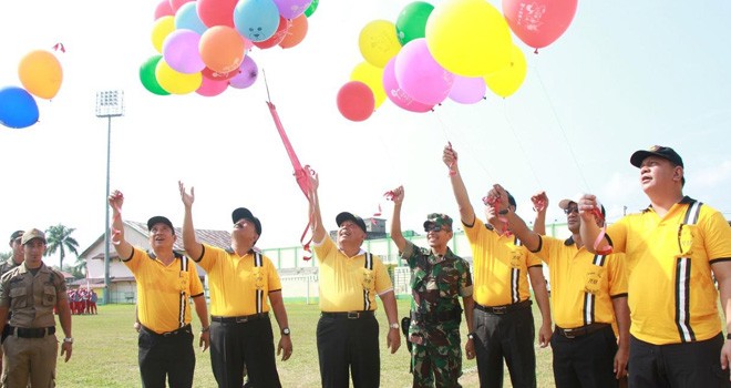 Bupati Bupati Dr Ir H Safrial, MS, saat Bupati Cup yang bertempat di lapangan Bhakti Karya kuala Tungkal, Rabu (25/7).