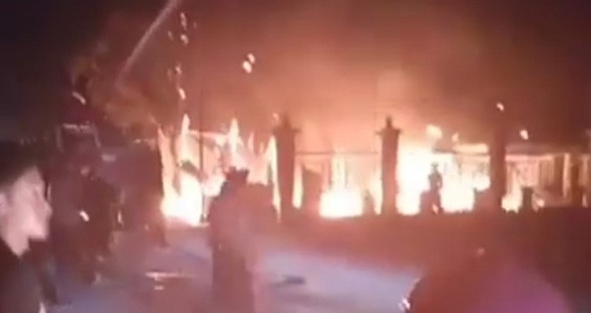 Kebakaran yang terjadi di Kios milik Janes yang berlokasi di Jalan Abdul Rahman Saleh, RT 2, Kelurahan Paal Merah, Kecamatan Paal Merah, tadi malam (27/7). 