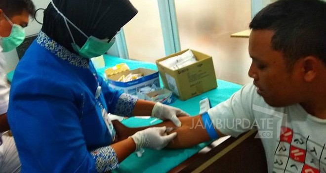 Calon anggota Bawaslu Kabupaten/Kota dalam Provinsi Jambi mejalani tes kesehatan di RS Bhayangkara Senin (30/7) kemarin. 
