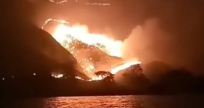 Gili Lawa Taman Nasional Komodo terbakar