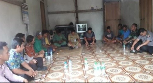 Dusun Otak Pantai Desa saat bermusawarah. Foto: JPNN