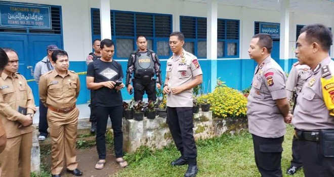 Petugas Polres Kerinci saat sedang bermediasi dengan guru di MAN Pentagen.