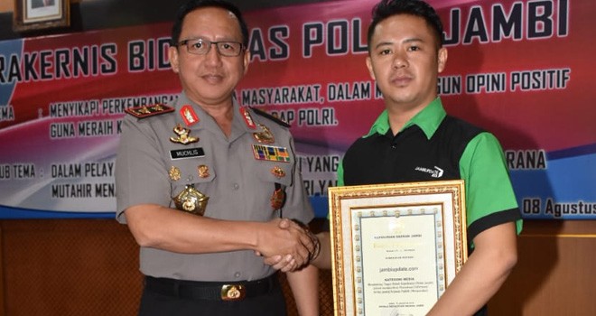 Wartawan jambiupdate.co Doni Saputra saat menerima penghargaan dari Kapolda Jambi, Irjen Pol Muchlis AS.