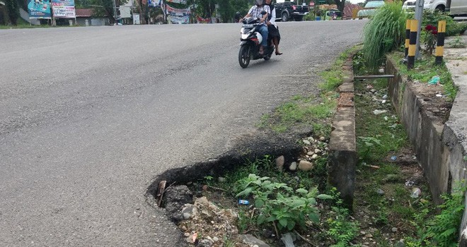 Jalan Rangkayo Hitam, Muara Bungo, amblas dan mengancam pengguna jalan.