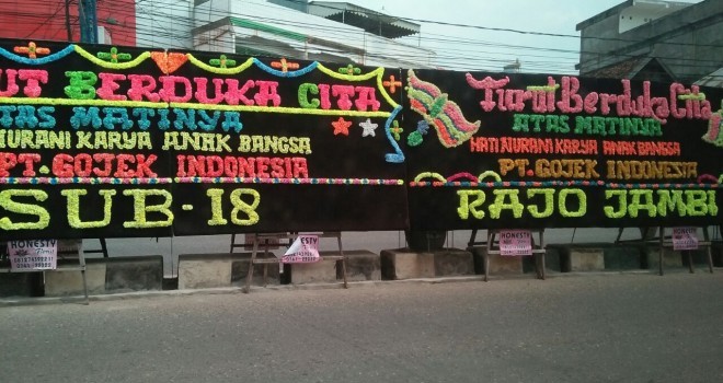 Papan Ucapan Bertaburan di Depan Kantor Go-Jek.