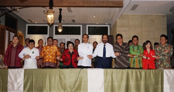 Presiden Joko Widodo (lima kiri, depan) bersama pimpinan partai pengusung.Foto Ricardo/JPNN.com