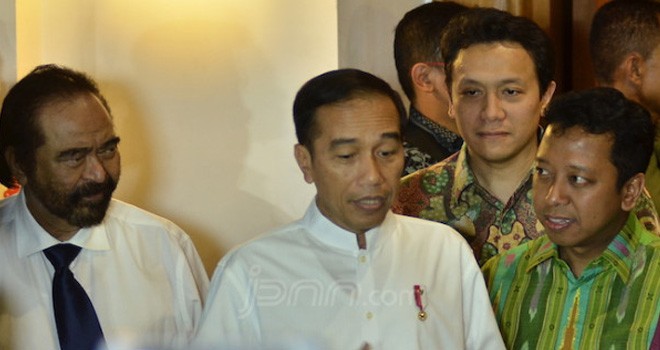 Presiden Joko Widodo bersama Ketua Umum Partai NasDem Surya Paloh (kiri) dan Ketua Umum PPP M Romahurmuziy dalam jumpa pers di Menteng Jakarta Pusat, kamis (9/8). Foto:dokumen JPNN.Com