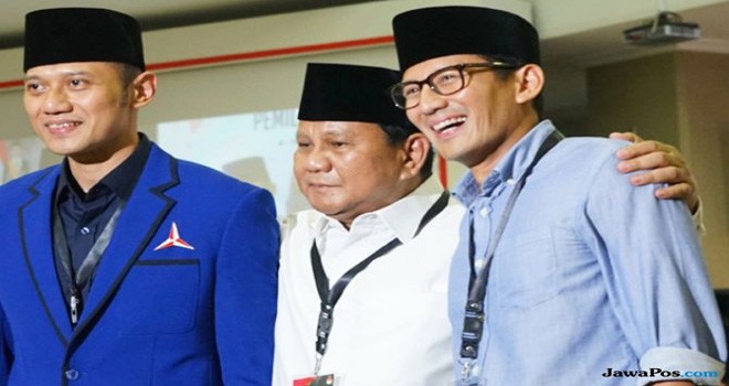 Sandiaga Uno bersama Prabowo ketika mendaftar ke KPU, Jumat (10/8). Tampak Ketua Kogasma, Agus Harimurti Yudhoyono. (Issak Ramadan/JawaPos.com)