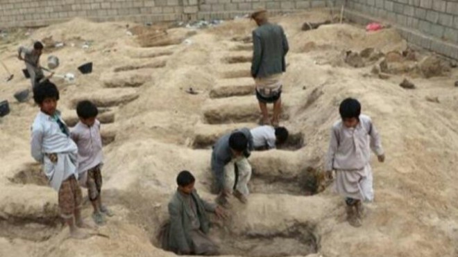 Orangtua terlihat sangat bersedih. Mereka hadir untuk menyaksikan pemakaman anak-anaknya pada hari Minggu, (12/8). Pemakaman dilakukan untuk anak-anak yang tewas dalam serangan bus sekolah di Yaman (Reuters)