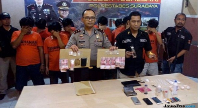 Delapan tersangka penyalahgunaan narkotika saat berada di Mapolsek Tegalsari, Rabu (15/8) (Dida Tenola/JawaPos.com)