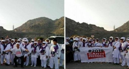 Jemaah haji yang membentang Spanduk #2019GantiPresiden di Tanah Suci. Foto : Facebook