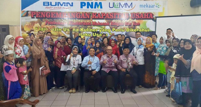 Pihak PT. PNM Cabang Jambi bersama Kepala OJK dan Kadisprindag dan narasumber foto bersama peserta pelatihan.