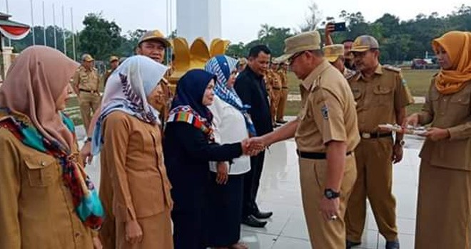 Bupati Sarolangun Drs. H. Cek Endra menyerahkan secara langsung 7 unit kendaraan kepada pegawai DPPKB.
