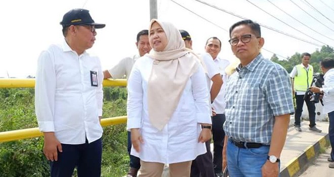 Bupati Masnah bersama Anggota DPR RI saat meninjau pelebaran Jalan di beberapa titik dalam Kabupaten Muarojambi beberapa waktu lalu.