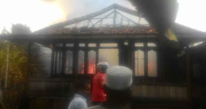 Salah satu rumah milik warga di RT 10 Kelurahan Tanjung Raden, Kecamatan Danau Teluk, Kota Jambi, saat dilalap si jago merah, Selasa (28/8).