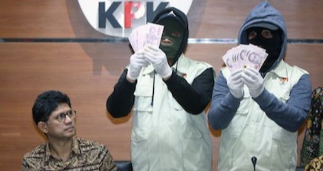 Penyidik KPK memperlihatkan barang bukti uang suap hasil operasi tangkap tangan (OTT) Hakim PT Manado beberapa waktu lalu. (Miftahul Hayat/Jawa Pos)