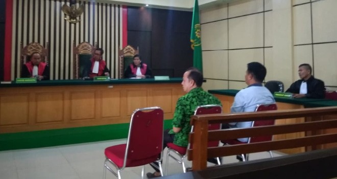 Dua terdakwa kasus korupsi dana desa tahun 2016 di Desa Dusun Mudo, Kecamatan Bangko, Kabupaten Merangin yakni Syamlawi dan Muhamad Yusuf, saat mendengarkan tuntutan JPU di Pengadilan Tipikor, Selasa (28/8).