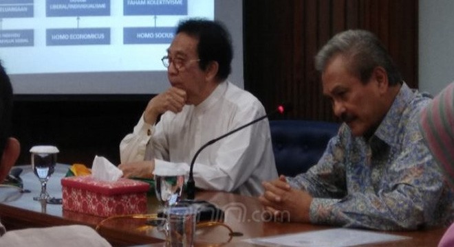 Prof Sri Edi Swasono (kiri) dalam diskusi Interaktif Buku Ajar Koperasi Indonesia  di Universitas Trilogi , Rabu (29/8). Foto :Mesya Mohamad/JPNN.com