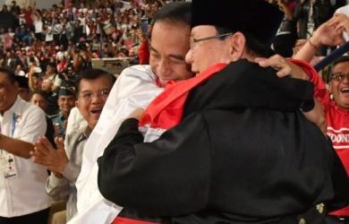 Momen saat Jokowi-Prabowo berpelukan bersama atlet pencak silat Hanifan Yudani Kusuma.