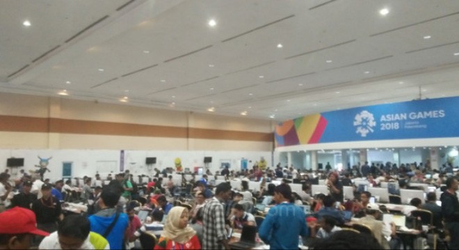 suasana mpc asian games 2018 di jakarta yang tampak penuh dan beberapa jurnalis tak mendapatkan jatah tempat duduk. Foto: Amjad/JPNN.com
