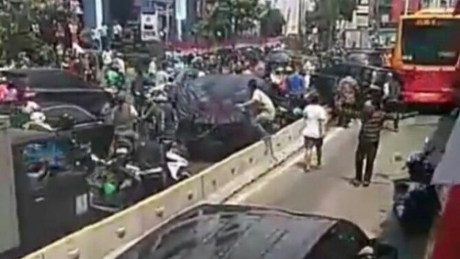 Pengemudi Livina tabrak motor dan separator bus Transjakarta. (Istimewa/ Screenshot)