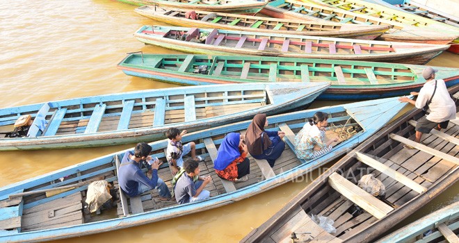 Transportasi air (ketek) masih eksis di Kota Jambi. Transportasi air itu kini bergeser menjadi daya tarik wisata air.