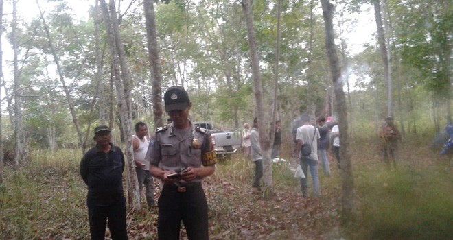 Anggota Polsek Jaluko saat melakukan olah TKP lokasi penemuan jasad Safai di kebun karet di Desa Pematang Gajah, Kecamatan Jaluko, Kabupaten Muarojambi, Jumat (31/8).