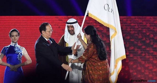 Penyerahan bendera OCA ke delegasi Tiongkok (INASGOC/if)