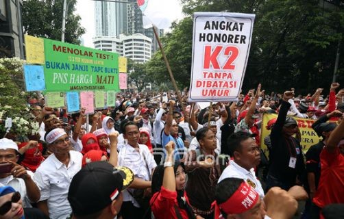 Massa Honorer K2 melakukan aksi unjukrasa di depan Kantor Kementerian Pendayagunaan Aparatur Negara dan Reformasi Birokrasi Republik Indonesia, Jakarta, Kamis (23/2). Mereka menuntut penyelesaian pengangkatan honorer K2. Foto : Ricardo