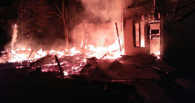 Api saat melalap dua rumah warga di  Dua Unit Rumah Ludes Terbakar di RT 01 Desa Pematang Tembesu, Kecamatan Tungkal Ulu, Kabupaten Tanjab Barat, Minggu (2/9) malam.