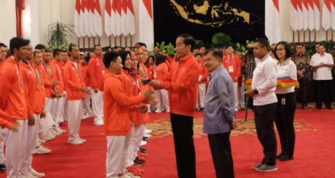 Presiden Jokowi menyerahkan bonus simbolis kepada para atlet peraih medali emas Asian Games 2018 di Istana Negara, Minggu (2/9/2018) (antaranews.com)