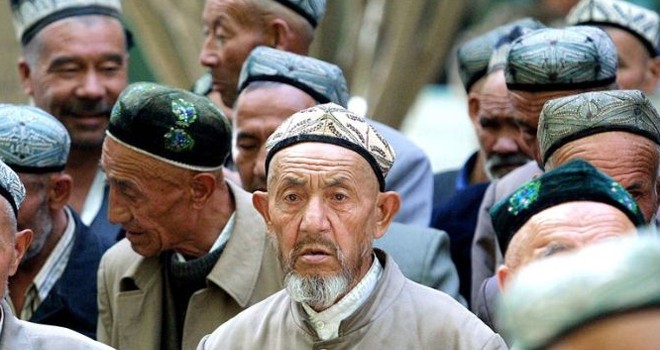 Pemerintah Cina dituding menempatkan jutaan etnis minoritas muslim dalam program pengawasan massal dan menahan ratusan ribu warga dalam kamp re-edukasi. Beijing membantah laporan tersebut (Mashable)