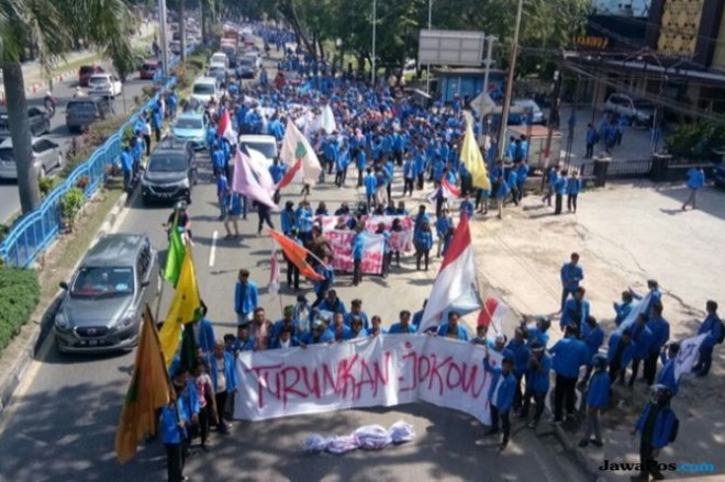 Ribuan mahasiswa dari BEM UIR menggelar aksi demontrasi di depan Gedung DPRD Riau, pada Senin (10/9), menuntut Presiden Jokowi untuk diturunkan. (Virda Elisya/JawaPos.com)
