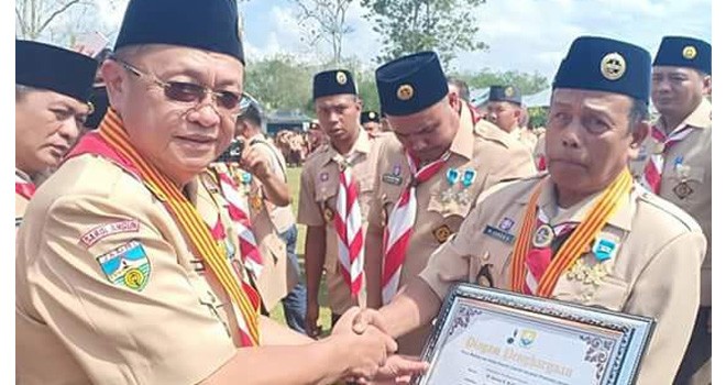 Bupati Sarolangun H.Cek Endra menyerahkan penghargaan dan pancawarsa kepada 34 orang Kwartir Cabang Kecamatan Se Kabupaten Sarolangun.