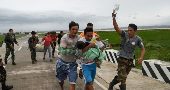 Topan Mangkhut yang melanda Filipina menewaskan setidaknya 59 orang. Selain topan, tanah longsor juga melanda daratan Filipina. Menurut polisi jumlah korban tewas bertambah setelah ditemukan korban lainnya yang tertimbun longsor (AFP)