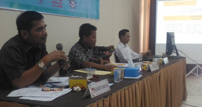 Komisioner KPU Provinsi Jambi, Apnizal (tengah) memberikan penjelasan pada peserta terkait pelaksanaan kampanye Pemilu 2019.   