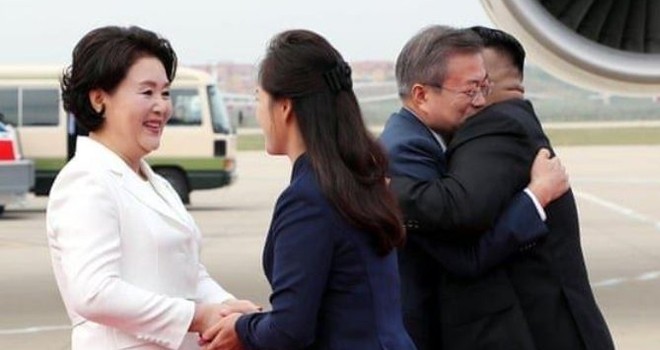 Pemimpin Tertinggi Korea Utara (Korut) Kim Jong Un menyambut Presiden Korea Selatan (Korsel) Moon Jae In dengan pelukan hangat dan senyuman di Pyongyang pada Selasa, (17/9) (The Guardian)