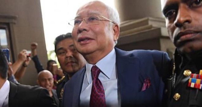 Mantan Perdana Menteri Malaysia Najib Razak dihadapkan pada 21 tuduhan pencucian uang atas uang yang mengalir ke rekeningnya sebanyak USD 681 juta (AFP)