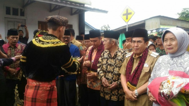 Warga Dusun Baru sambut baik kedatangan Fikar Azami. 