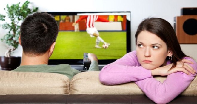 Ilustrasi jadwal siaran langsung bola malam ini.