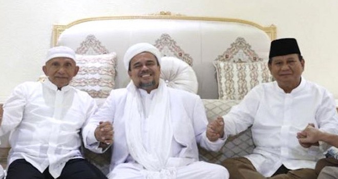 Habib Rizieq Shihab (tengah) bersama Prabowo (kanan) dan Amin Rais (kiri).