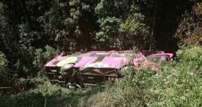 MASUK JURANG: Kondisi bus PO Suka Damai yang membawa rombongan siswa dan guru SMK PGRI 1 Karanganyar mengalami kerusakan. (Istimewa)