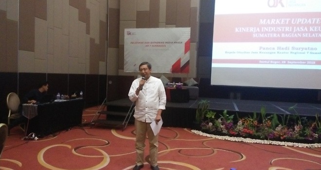 Panca Hadi Suryatno selaku Kepala OJK Kantor Regional 7 Sumatera Bagian Selatan saat menyampaikan materi saat Pelatihan dan Gathering Media Massa se-Sumbagsel di Bogor (28/9) .