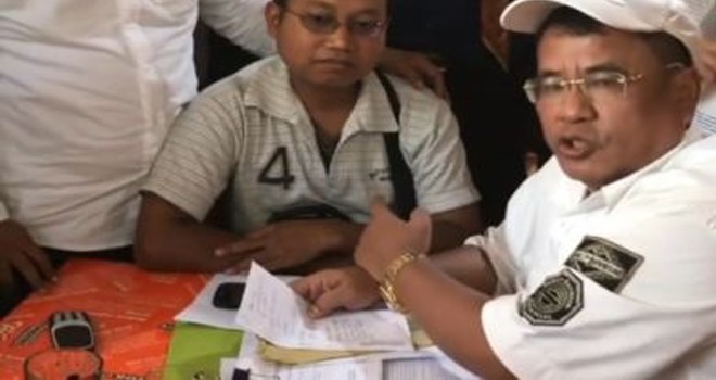 Joko (kaca mata) saat melaporkan kasusnya ke Hotman Paris. Foto: Screenshoot IG Hotman Paris