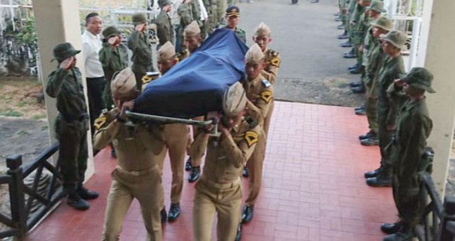 Jenazah Agung Saat Diserahkan Ke Pihak Keluarga Di Rumah Duka Jalan Onta Lama, Makassar, Sabtu (29/9) Malam. (Sahrul Ramadhan/Jpc)